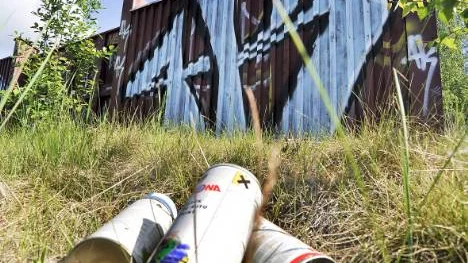 Målarburkar ligger kvar vid bullerplanket vid järnvägsstationen  i Gammelstad.