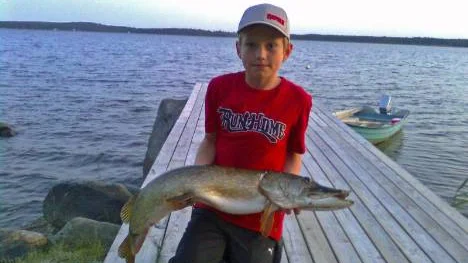 Viktor Enström med en gädda på 5,3 kg. Den högg i Furufjärden, två mil utanför Luleå.