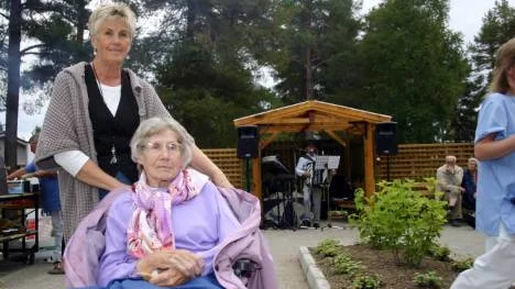 Eva Svedjestrand är en flitig besökare hos sin mamma Sigrid Johansson. FOTO: Susanne Jansson