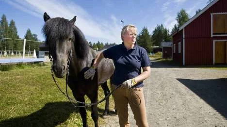 Nina Fernandez Rosenke och hennes SM-hingst Axjón, även kallad Acke.