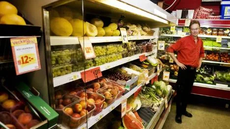 Ica-handlare Ola Johansson, 56, vid butikens fruktdisk. "Om vi tog in mindre färskvaror skulle såklart svinnet minska. Men även kunderna", säger han.FOTO: Jonas Lindsköld