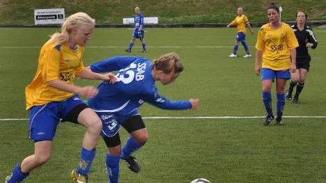Maria Niemelä var matchens lirare när Alvik gjorde 8-0 på Lira. Här är Alviks mittfältare i kamp med  Jessica Lundberg.