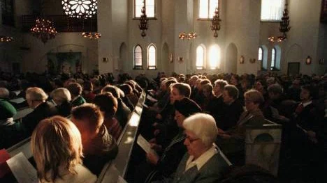 Olle Burell (lilla bilden) hoppas att många röstar i söndagens kyrkoval.