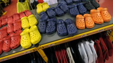 Plasttofflor är inte bara estetiskt frånstötande. De kan vara farliga också. Enligt Naturskyddsföreningen innehåller en del plasttofflor ftalater som kan orsaka infertilitet och fosterskador.