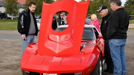 Bengt Savela, Stefan Bergenstråle och Anders Rönnquist be-undrar Rönnquists Chevrolet Corvette Convertible från 1971.