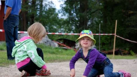 Carla Lundbäck och Tuva-Li Nilsson inspirerades av konstverken som ställdes ut på Sävastdagen och gjorde egna teckningar i sanden.