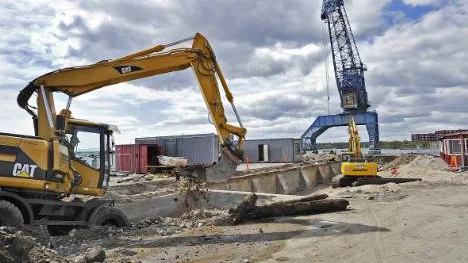 Stålspontar läggs ner i Södra hamnen-planens kajdäck för att förstärka och förhindra erosion.FOTO: bengt-åke persson