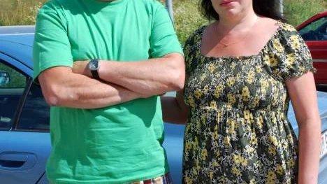 Leif Lundbäck och hustrun Olga Lundbäck mådde under söndagen väldigt dåligt av händelsen kvällen före. Olga Lundbäcks ögon tåras när hon ska berätta om de som hände henne och maken. "Vi har inte kunnat sova i natt".FOTO: Susanne Jansson