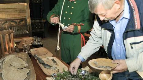 Halstrad strömming, korntunnbröd, korngröt och svagdricka kunde stå på menyn när soldaterna anno 1809 skulle spisa. Johnny Sandkvist, iförd rysk uniform tillverkad för sommarens dramatisering av 1808 - 1809 års krig och historiekunnige Björn Fredriksson vågar provsmaka.