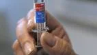 STOCKHOLM 20081027
Årets influensa är på väg. Här vaccineras en man med årets influensavaccin med en enkel spruta.
Foto: Fredrik Sandberg / SCANPIX / Kod 10080