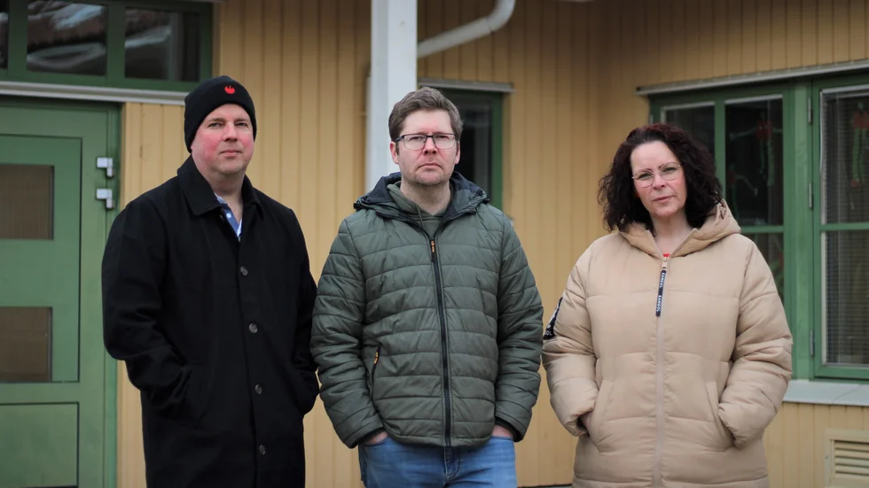 Johan Bergström, Tobias Larsson och Sandra Ribbencrantz ställer sig kritiska till det beslut som bildningsnämnden fattat om Österstad skola. De har alla tre barn på skolan.