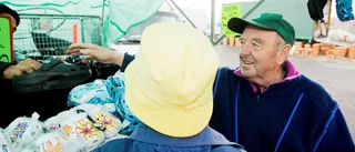 Full kommers i regnig hamn