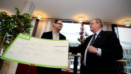 "Jag är väldigt stolt", sade Galärens Gunnar Tåhlin när han tog emot Stora byggpriset av landshövding Per-Ola Eriksson.FOTO: Hans L. Olofsson