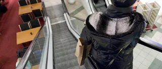 Äldre par störtade nedför rulltrappa