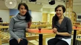 I går fick Hanna och Erica Midfjälls familj och vänner se delar av den film de spelar i. Allt började med en lärare på gymnasiet som uppmanade dem att söka rolelrna. Under vårvintern kommer filmen ha premiär.