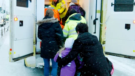 Tre barn från skolbussen fördes till Sunderby sjukhus för observation."En säkerhetsåtgärd",säger räddningsledare Patrik Juhlin.