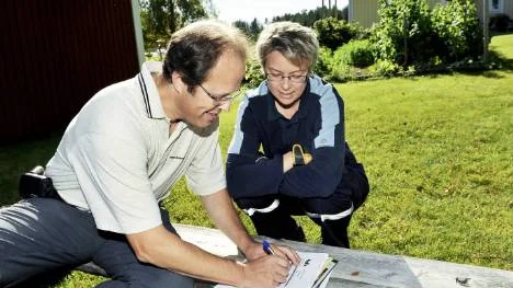 Fabrikör Bengt Grahn kvitterar en försändelse som lantbrevbärare Carolina Mattsson kommer med. FOTO: Bengt-Åke Persson