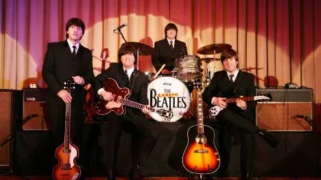 Medlemmarna i Cavern Beatles är, liksom förebilderna, från Liverpool. "Mycket av attityden är densamma, det som formade deras personligheter", säger Rick Alan, tvåa från vänster. Övriga medlemmar är Chris Johnson, Roy Hitchin, Paul Tudhope.