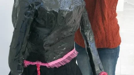 Fanny Aspvik gjorde en rund svart dam som golvlampa i ståltråd och papper som sprutlackerades.