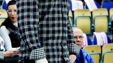 Centern Johan Åkesson fick följa matchen från sidan. LF-spelaren har tvingats gipsa handen och kommer bli borta från spel i nästan två veckor.