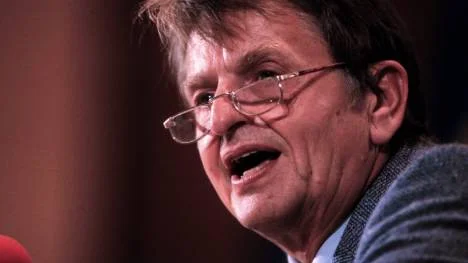 "En brinnande by är en brinnande by, oavsett om den brinner i Afghanistan eller El Salvador", sa Olof Palme på S-kongressen 1984.
