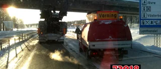 Långtradare fastnade under bro