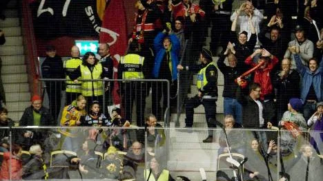 Glädje i fiendeland. Luleå Hockey firade segermålet tillsammans med de tillresta fansen.