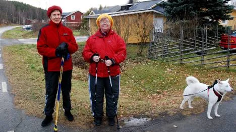 Inger Larsson och Gun Rutqvist med Vilma trivs bra i Vittjärv och vill att byn ska fortsätta att utvecklas.<_Bildtext Fotobyline>FOTO: Lena Tegström</_Bildtext Fotobyline>