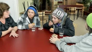Som fröken i skolan med eleverna Fredrik Nilsson, Daniel Rassa och Simon Nilsson. Barnen har varit Lenas terapeuter.