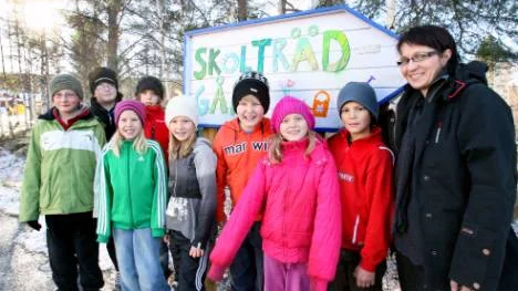Den vackra skylten som visat vägen till skolträdgården har plockats ned för säsongen. I stället vill Joacim Olivesten, Viktor Karlsson, Saga Engman, Bianca Engman, Alicia Karlsson, Emil Johansson, Amanda Engman och Linus Granberg i år 3-5 på Överkalix friskola ge veckans ros till Riia Granberg och hennes man som sett till att de har haft någonstans att vara med sina odlingar under sommaren.FOTO: MARIA ENGSTRÖM-ANDERSSON