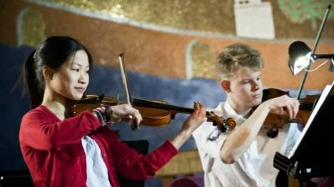 Sofie Ye och Sebastian Hagel, båda på violin.