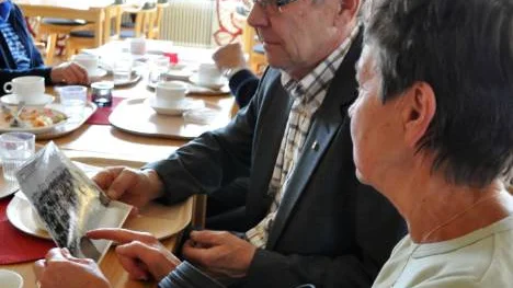 Erland Johansson och Maj-Lis Stålnacke tittar på klassfotot från den första klassen som började på Malmfältens folkhögskola i Kiruna.FOTO: Åsa Junkka