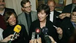 Diskussionen om socialdemokratin efter Mona Sahlin borde kunna föras utan smutskastningskampanjer. På bilden ses Sahlin tillsammans med några av de nya S-gruppledarna i riksdagsutskotten, fr v Håkan Juholt, Matilda Ernkrans, Mikael Damberg och Mona Sahlin.