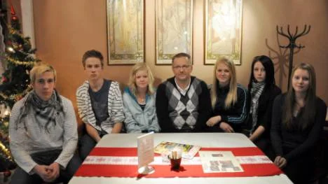 Utan samarbete ingen fotboll. Jens Eriksson, Sebastian Hjärtberg, Agnes Heikki, Bengt-Ola Mörtlund, Alida Widekull, Hanna Barsk och Nelly Johansson är glada över att de får ihop lag. "Det är ett måste för oss. Det är en del att ta hänsyn till. Men jag tycker att vi har lyckats bra", säger Mörtlund som är en av personerna bakom FC Norra.½