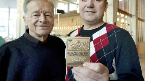 Sten Heijer, styrelseledamot för Norrbottens livräddningssällskap delade ut diplom och bronsplankett till Jörgen Öhman för hans hjältemodiga insats.