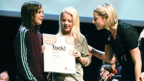 Fanny Spolander och Angelica Köhler, Ängskolan, prisas av Martina Anlér för skolans insats.