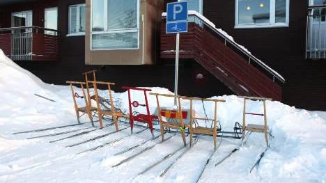Birgitta Holmgren (infälld), folkhälsosamordnare, tycker att sparken är ett utmärkt sätt att ta sig fram utan att falla. Besökarna på seniordagen hade tagit henne på orden.