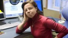 När radioprofilen Lena Callne kontrollerade sitt konto märkte hon att över sju tusen kronor fattades. Det visade sig att någon hade kapat hennes kontokort och gjort ett internetköp mitt i natten. "Det känns oerhört olustigt", säger hon.Foto: GÖRAN STRÖM