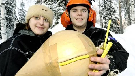 Det här är den största nyårsbomben i år, på tolv tum närmare bestämt. Den ska användas i Haparanda. Nanna Stahre och David Andersson ska ha hand om fyrverkeriet i Luleå.