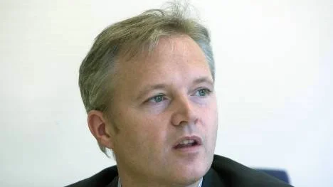Försvarsminister Sten Tolgfors framhåller att Försvarsmakten själv har rätt att besluta om flytt av ingenjörförband från Boden till Eksjö.