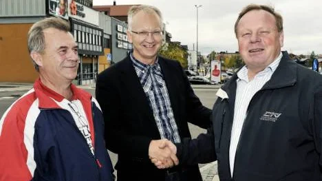 Sven-Erik Bucht (S) - här tillsammans med förre finansministern Pär Nuder och Pajalas avgående kommunalråd Bengt Niska - har varit en röstmagnet i Tornedalen.