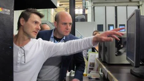 Anders Johansson hos Latitude solar demonstrerar en del av driften för statsministern under hans besök.
