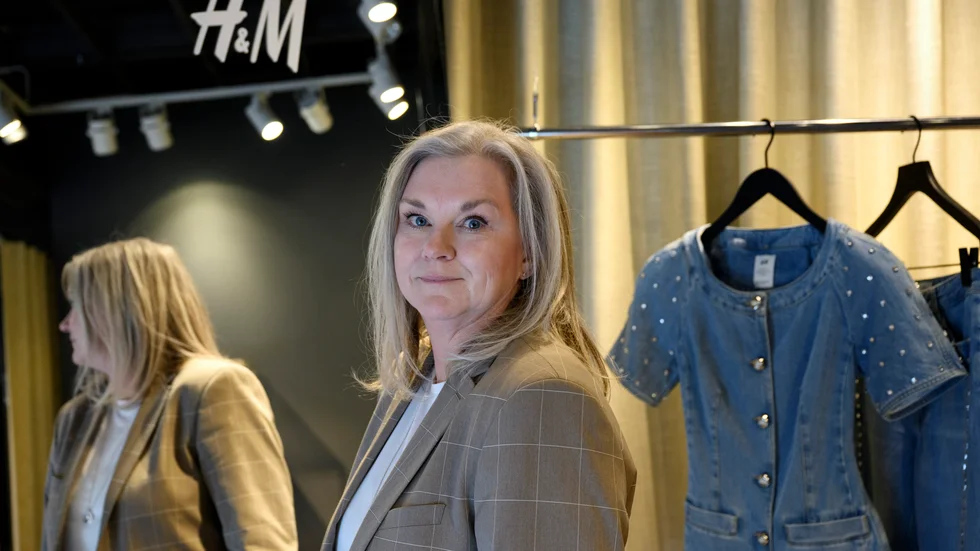 "Vi vet att det har varit och fortfarande är en tuff period för våra medarbetare. Det är naturligtvis något vi är ledsna över", säger Karin Stenström, HR-chef för H&M i Sverige, om de förkortade arbetstider och ändrade yrkesrollerna för hundratals butiksanställda.