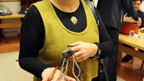 Britta-Karin Vinka Svakko hade med sig verktyg som man sätter i kalvarnas munnar för att de inte ska dia. Värderarna hade bara sett något liknande på museum.<_Bildtext Fotobyline>FOTO: Åsa Junkka</_Bildtext Fotobyline>