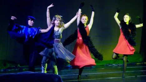 Centralfigurerna i "Efter föreställningen - en magisk resa" är Fågel (Ann-Charlotte Brännvall), Typ (Elin Rönnqvist), primadonnan (Sandra Gard) och Lilja (Anna Viklund).