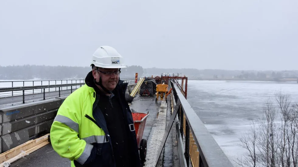 FLYTER. Per Wahlstöm räknar med att jobbet är klart till semestern. Sedan väntar fler broreparationer i Norrbotten.