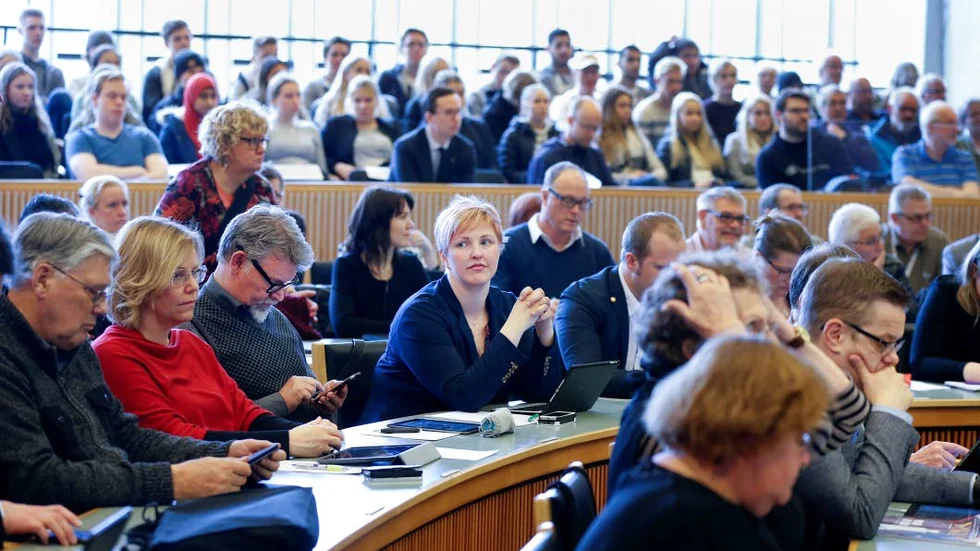 Fullt hus. Många åhörare hade kommit till  fullmäktigemötet om skolan, men få stannade de fyra timmar mötet tog och de två och en haöv timme som sedan voteringarna tog.