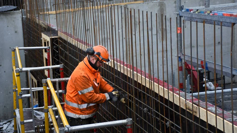 ARMERING. Arbetet pågår överallt, samtidigt. Här färdigställs väggarna till det nya stadsarkivet.