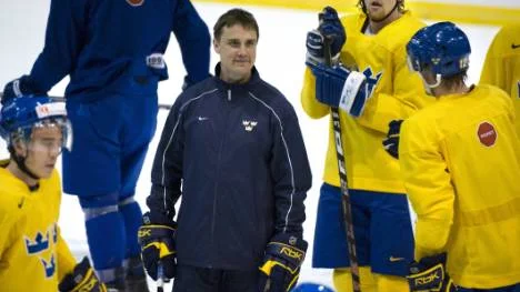Luleåtränaren Roger Rönnberg var assisterande förbundskapten under                               hockey-VM. Under måndagen kom han hem till Luleå igen efter nästan en månad i landslagets tjänst. "Framför allt är det väldigt kul att vi fick med oss bronsmedaljen. Vi har slitit hårt hela våren, hela året med att planera                                   inför VM. Det känns väldigt kul att vi fick med oss något att visa upp", säger Rönnberg i en intervju med NSD.