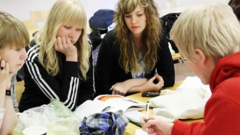 Studenten Kim Albertsson räknar andragradsekvationer tillsammans med eleverna Louise Häggström, Amanda Larsson och Sandra Lundberg.Foto: Elisabeth Hedman